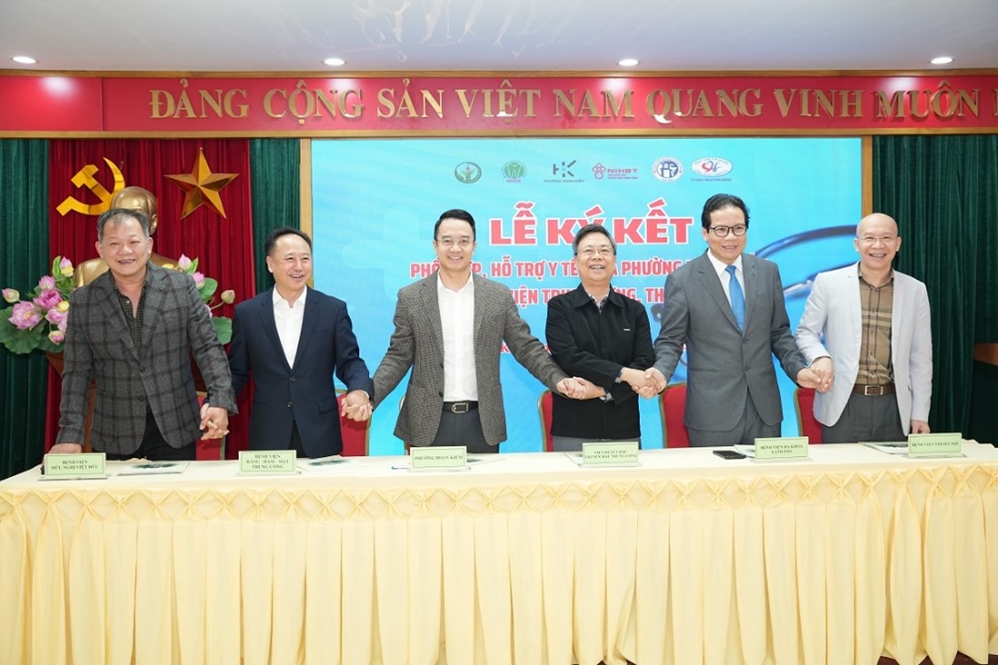 Từ trái qua phải gồm: TS. Dương Đức Hùng, Giám đốc Bệnh viện Hữu nghị Việt Đức; PGS.TS. Trần Cao Bính, Giám đốc Bệnh viện Răng Hàm Mặt Trung ương; đồng chí Trịnh Hoàng Tùng, Phó Bí thư Đảng ủy, Chủ tịch UBND phường Hoàn Kiếm; PGS.TS. Nguyễn Hà Thanh, Viện trưởng Viện Huyết học – Truyền máu Trung ương; TS. Trần Văn Trung, Phó Giám đốc Bệnh viên Xanh Pôn; TS. Hoàng Văn, Phó Giám đốc Bệnh viện Tim Hà Nội.